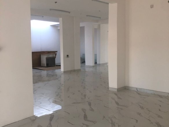 بناية في نزوى للبيع بسعر الارض