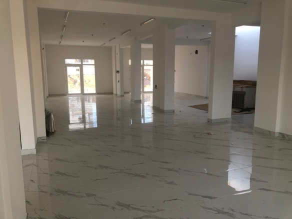 بناية في نزوى للبيع بسعر الارض